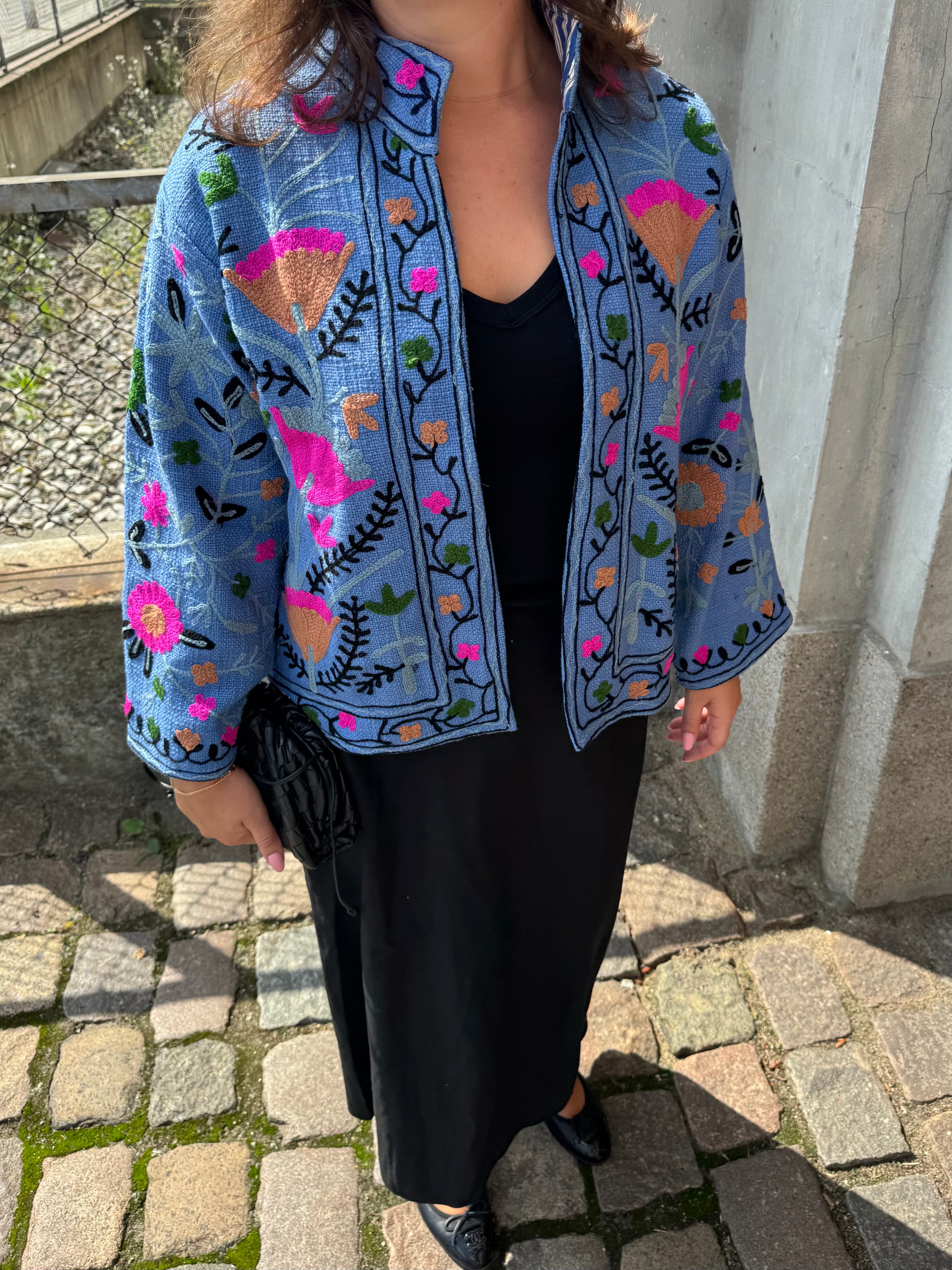 AGATE - BRODERET JAKKE - BLÅ MED PINK