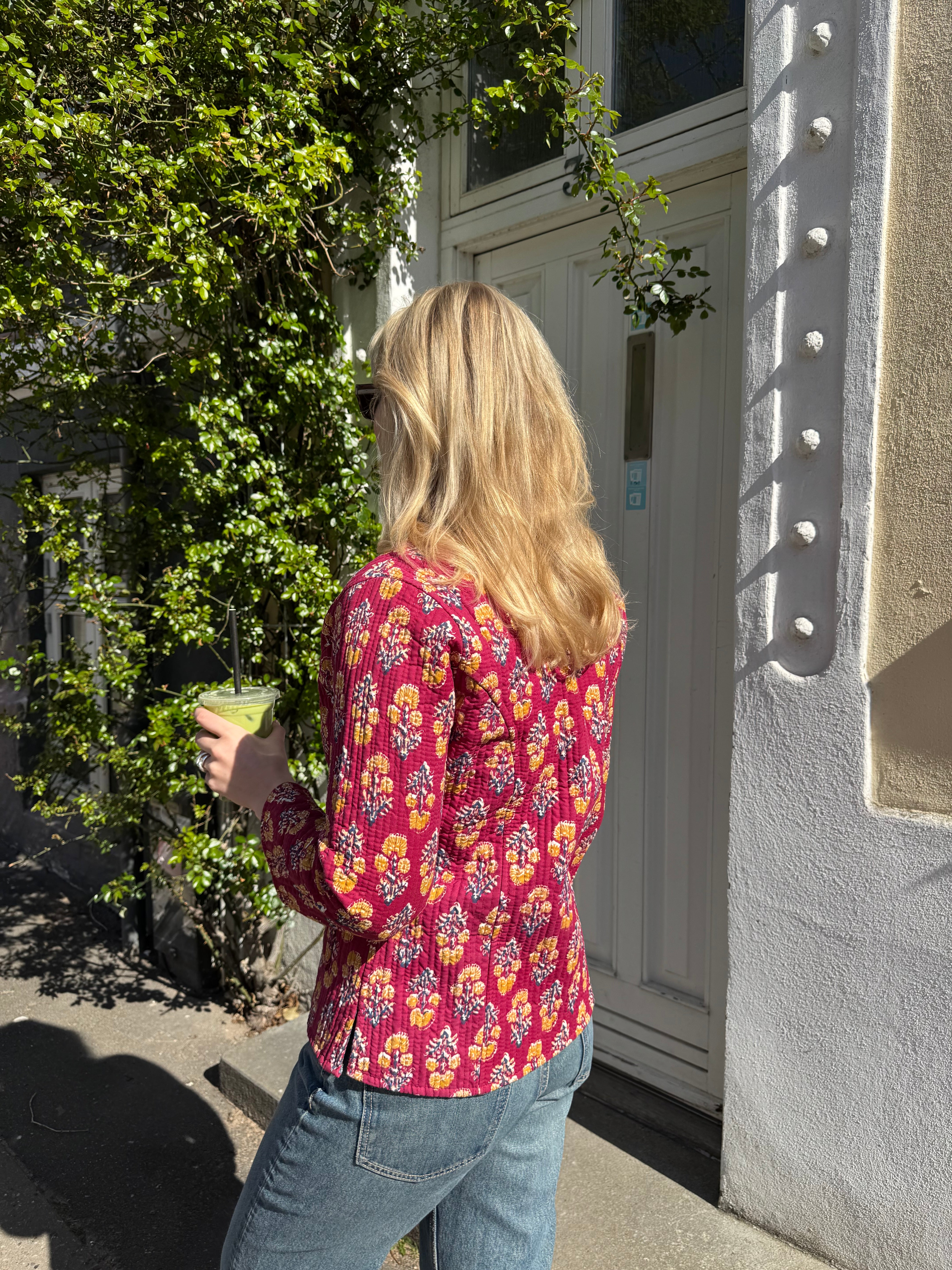 FIONA - QUILTET BOMULD - JAKKE - VINRØD BLOMST