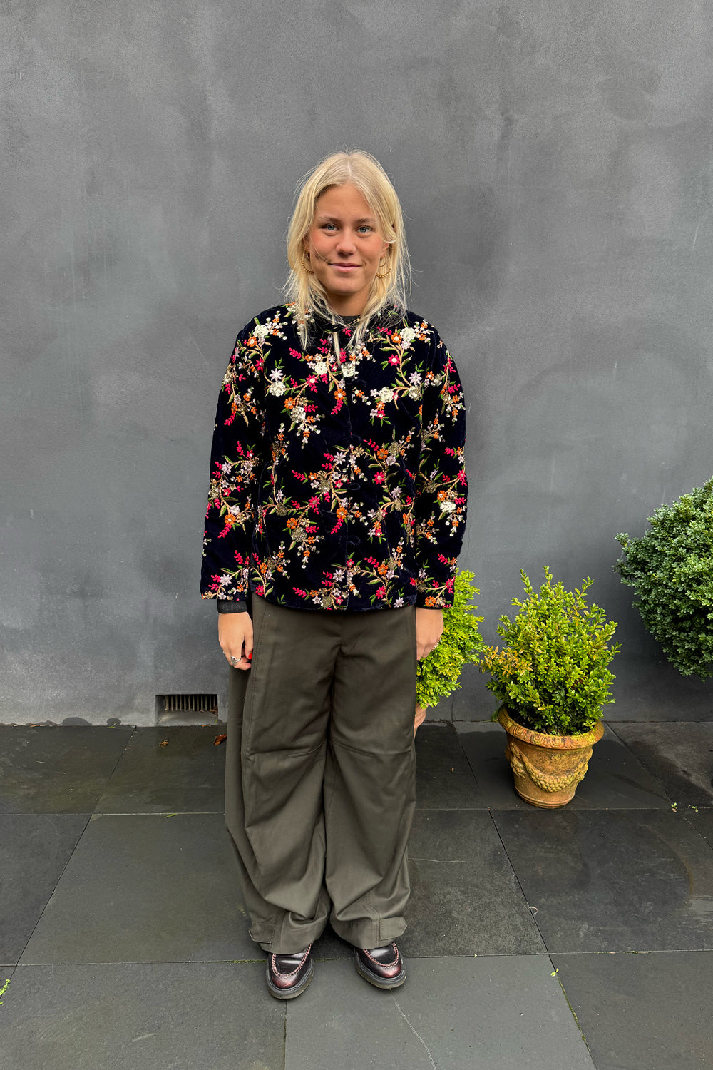 LAURA - BRODERET VELOUR - JAKKE - MØRKEBLÅ